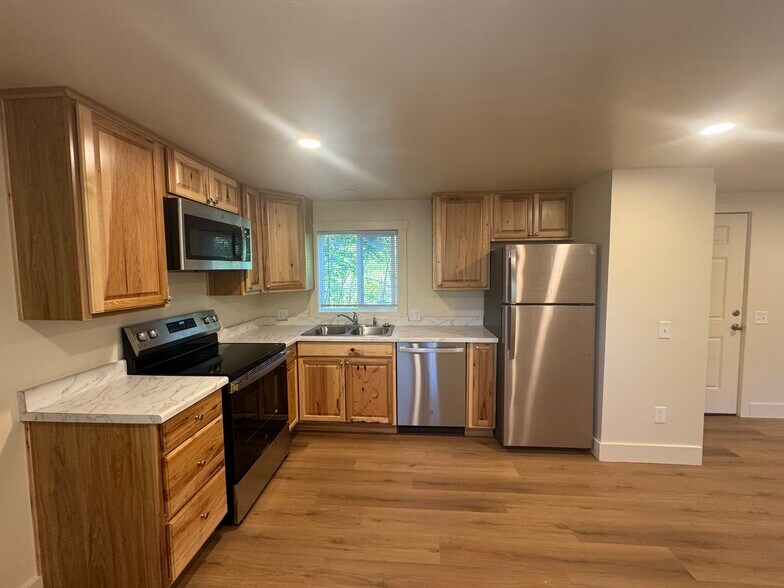 More Photos Of 53943 Highway 86, Halfway Restaurant For Sale