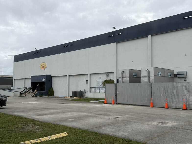 More Photos Of 2323 NW 72nd Ave, Miami Manufacturing For Lease