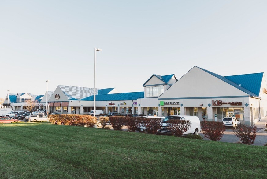 More Photos Of 10002-10112 Highland Rd, Hartland Freestanding For Lease