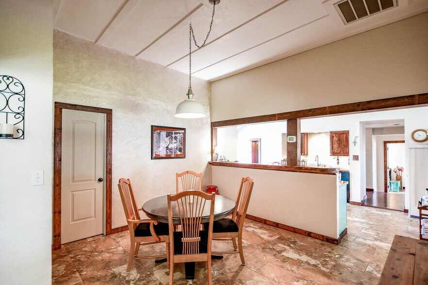 More Photos Of 512 N Travis St, Granbury Hospitality For Sale