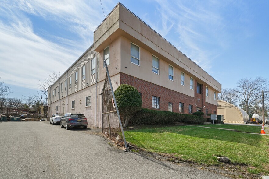 More Photos Of 75 Armour Pl, Dumont Manufacturing For Sale