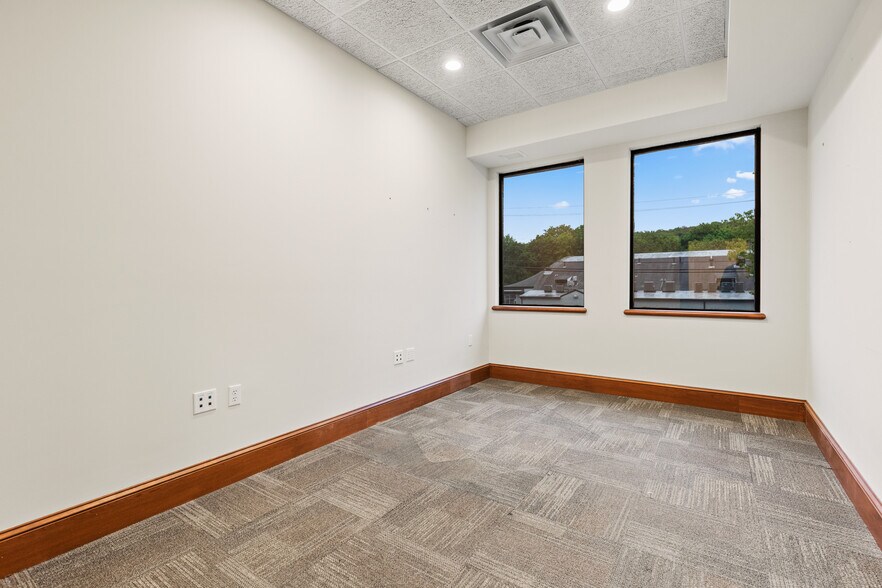 More Photos Of 32 Spruce St, Oakland Flex For Lease