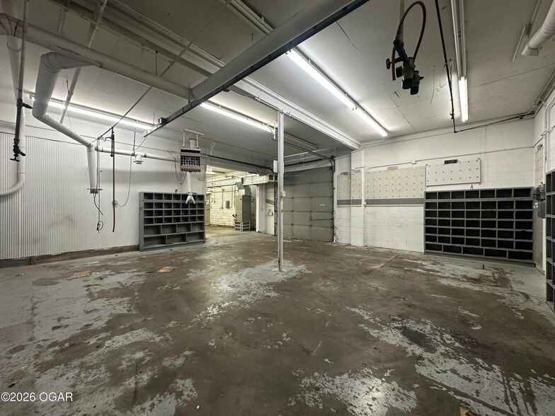 More Photos Of 3236 W 20th St, Joplin Industrial For Sale