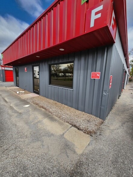 More Photos Of 813 N Broadway, Portland Self Storage For Lease