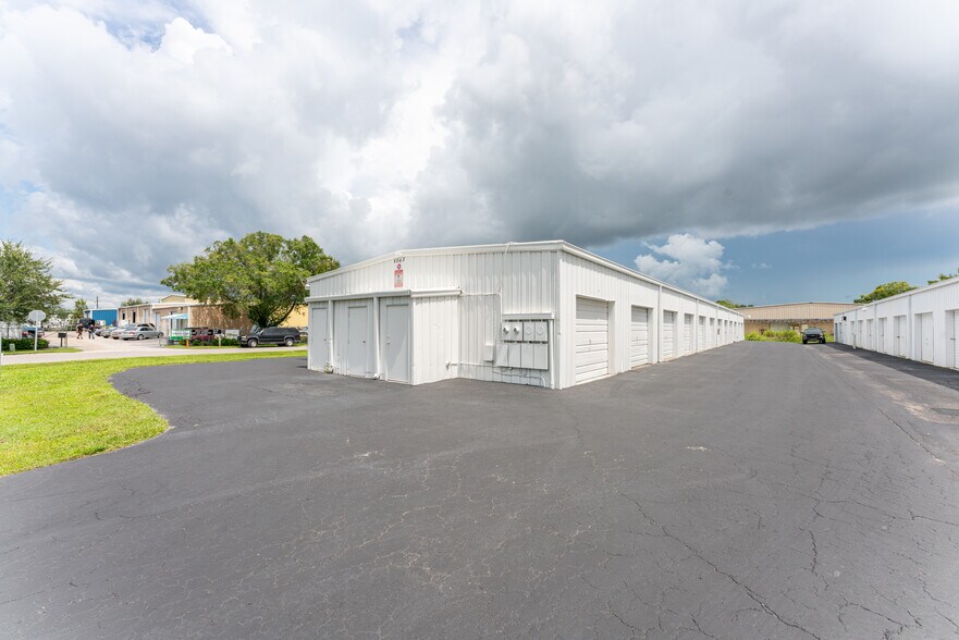 More Photos Of 6043 Deacon Rd, Sarasota Self Storage For Lease