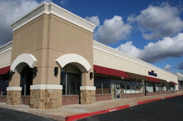 More Photos Of 200 W Greenway Ct, Derby Unknown For Lease