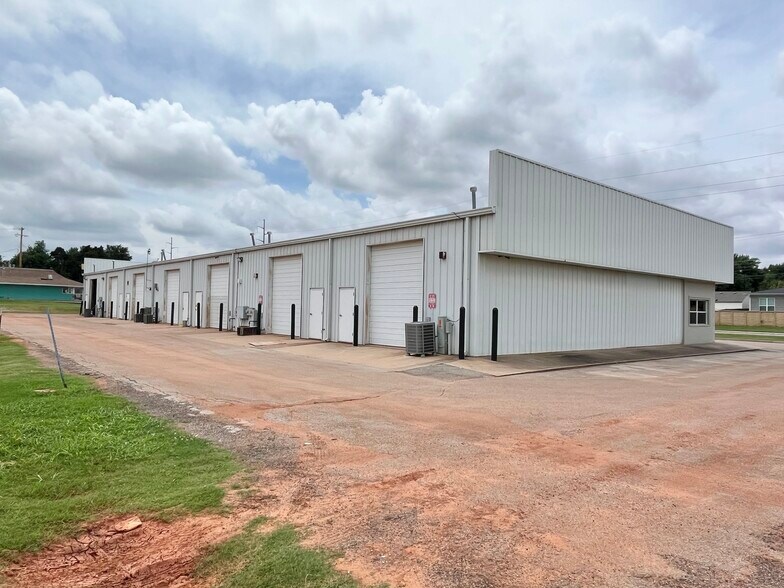 More Photos Of 2350 S Midwest Blvd, Oklahoma City Light Manufacturing For Lease
