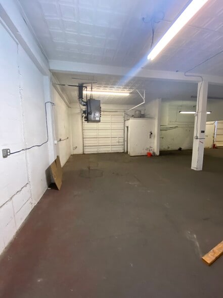 More Photos Of 819 S Laredo St, San Antonio Warehouse For Lease