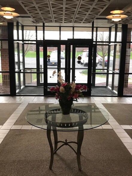 More Photos Of 10 Airline Dr, Albany Office For Lease