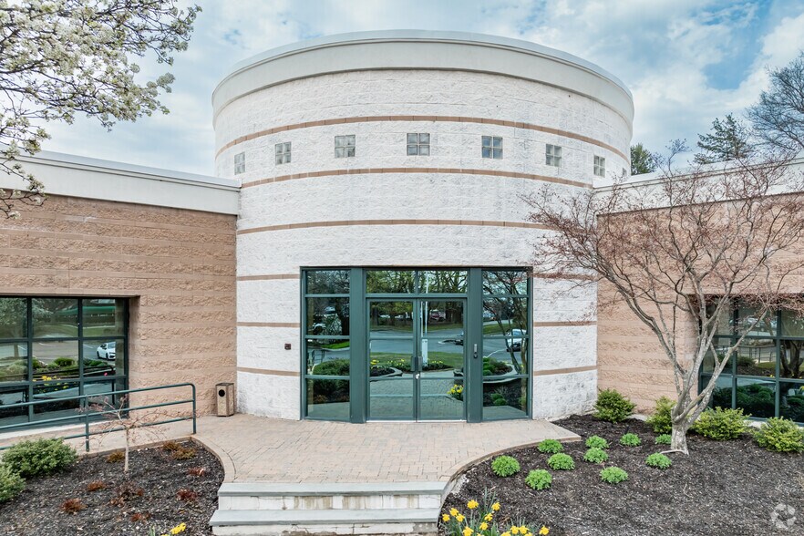 More Photos Of 225 Old Country Rd, Melville Office For Sale