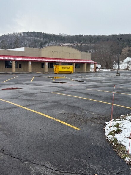 More Photos Of 64 Main St, Lawrenceville Supermarket For Lease