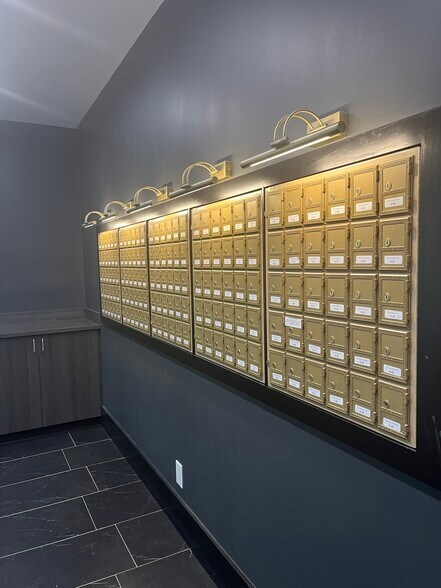 More Photos Of 24681 Northwestern Hwy, Southfield Office Residential For Lease