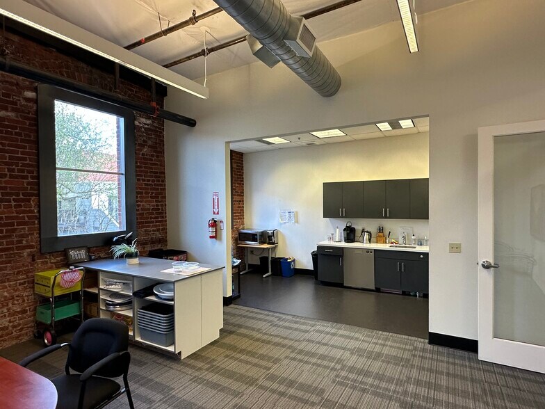 More Photos Of 600 NW Naito Pky, Portland Office For Sale
