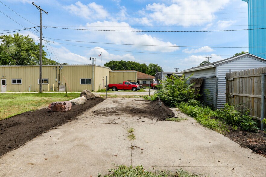 More Photos Of 123 Center Ave N, Mitchellville Office For Lease