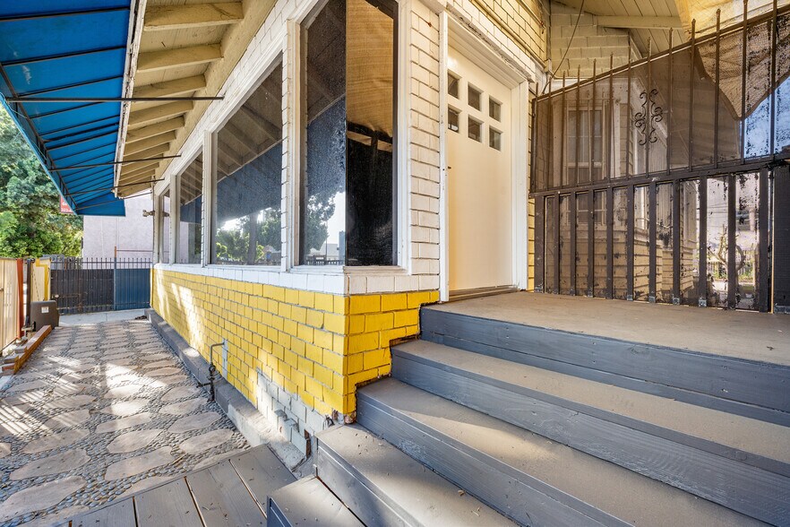 More Photos Of 2823 W 8th St, Los Angeles Office For Lease