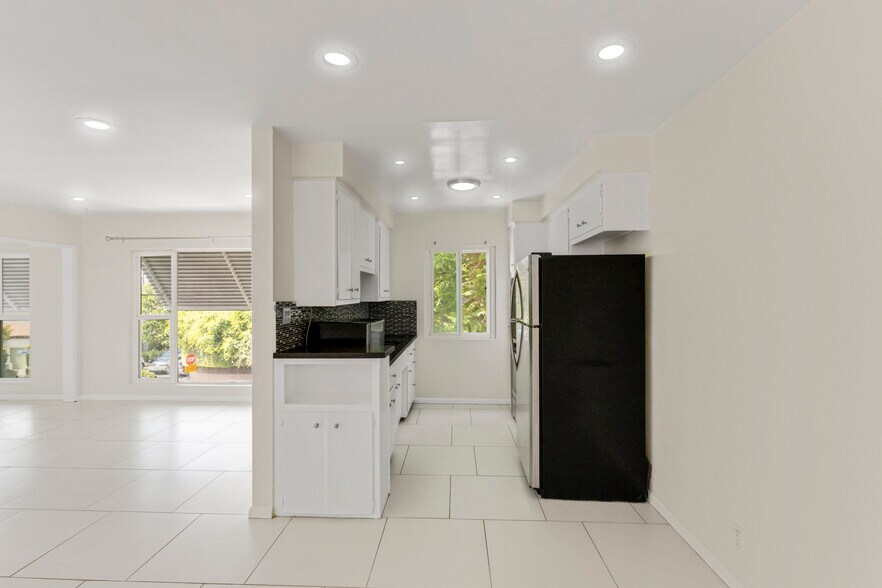 More Photos Of 900 N Orange Grove Ave, West Hollywood Apartments For Sale