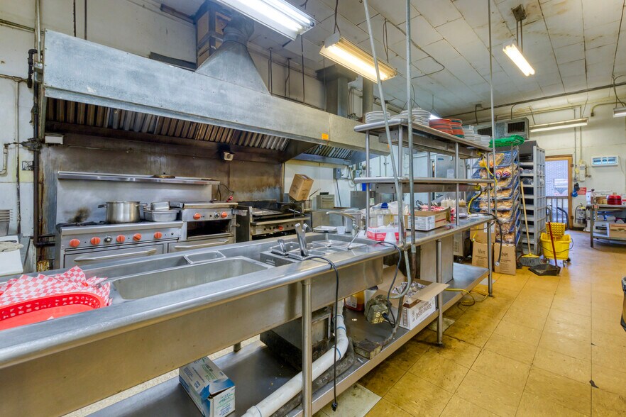 More Photos Of 124 N Townville St, Seneca Storefront For Sale
