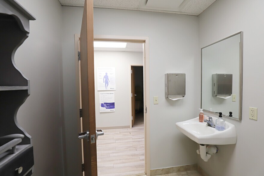 More Photos Of G4007 W Court St, Flint Office For Sale