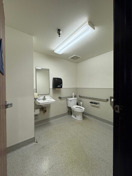 More Photos Of 661 Cochran St, Simi Valley Manufacturing For Sale