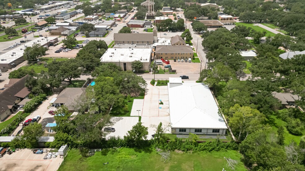 More Photos Of 910 East Ave, Katy Showroom For Lease