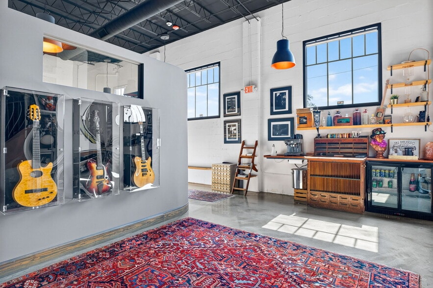More Photos Of 2500 Emerson Ave S, Saint Petersburg Manufacturing For Sale