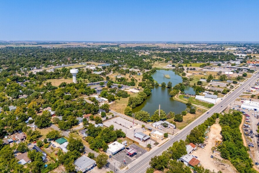 More Photos Of 1119 N Main St, Taylor Convenience Store For Sale