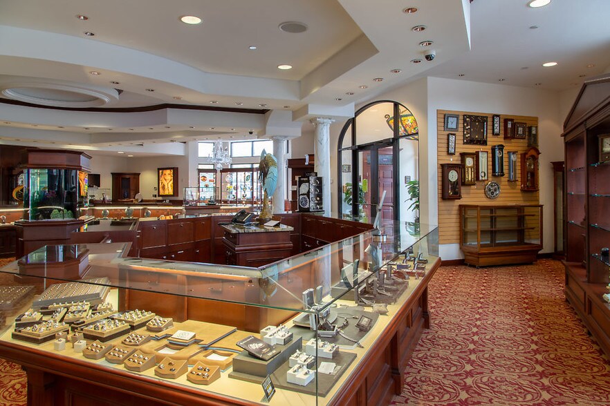 More Photos Of 700 E Main St, Anoka Freestanding For Lease