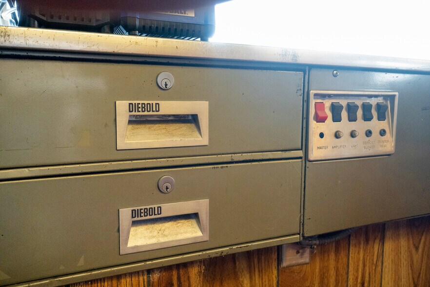 More Photos Of 532 E Walnut St, Springfield Freestanding For Sale