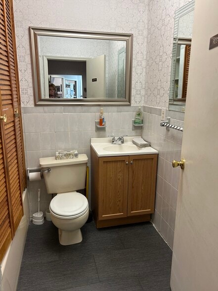 More Photos Of 14653 Delaware Ave, Flushing Medical For Lease