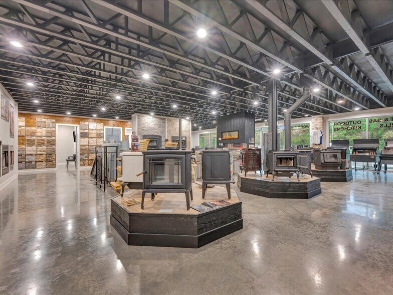 More Photos Of 9343 S US Highway 69, Huntington Showroom For Sale