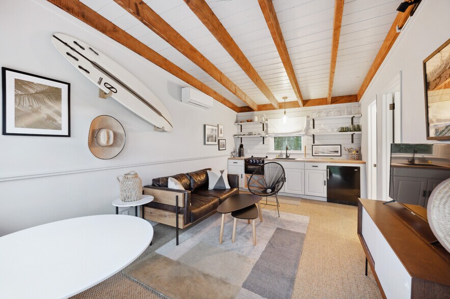 More Photos Of 32 Lighthouse Rd, Hampton Bays Hotel For Sale