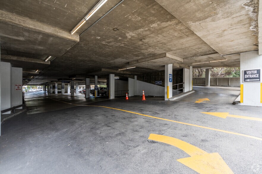 More Photos Of 18425 Burbank Blvd, Tarzana Office For Lease