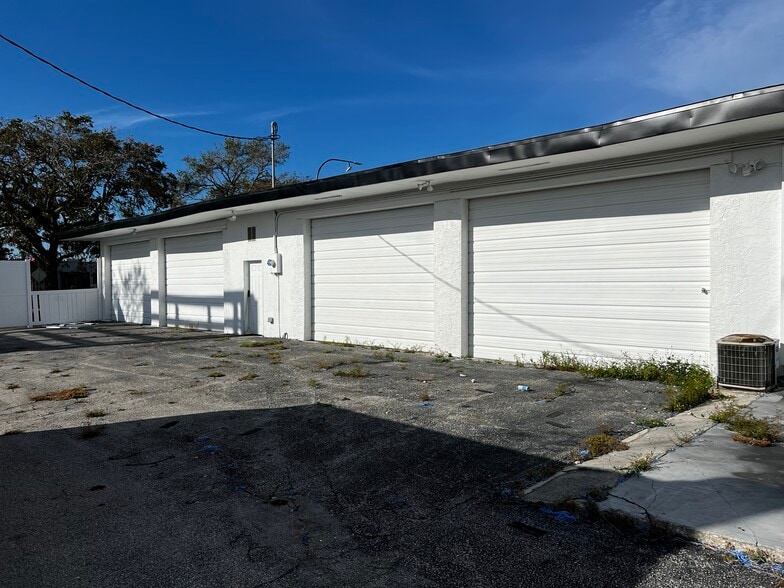 More Photos Of 6631-6633 Gateway Ave, Sarasota Self Storage For Lease