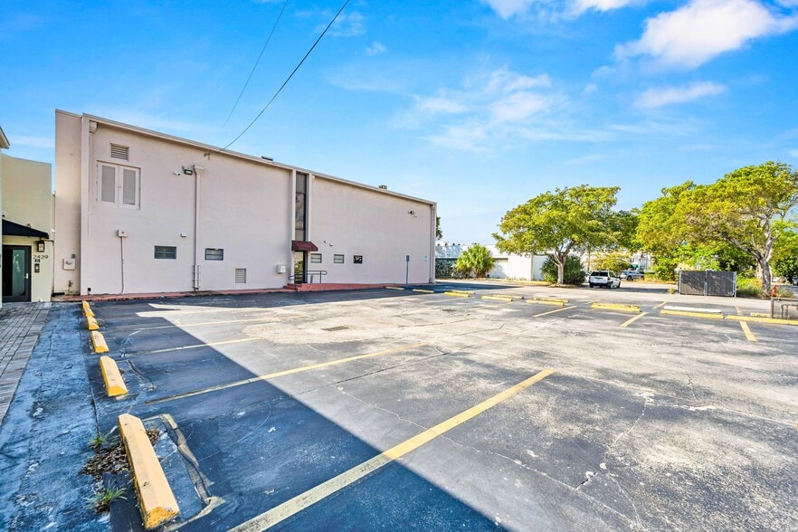 More Photos Of 2435 Hollywood Blvd, Hollywood Medical For Sale