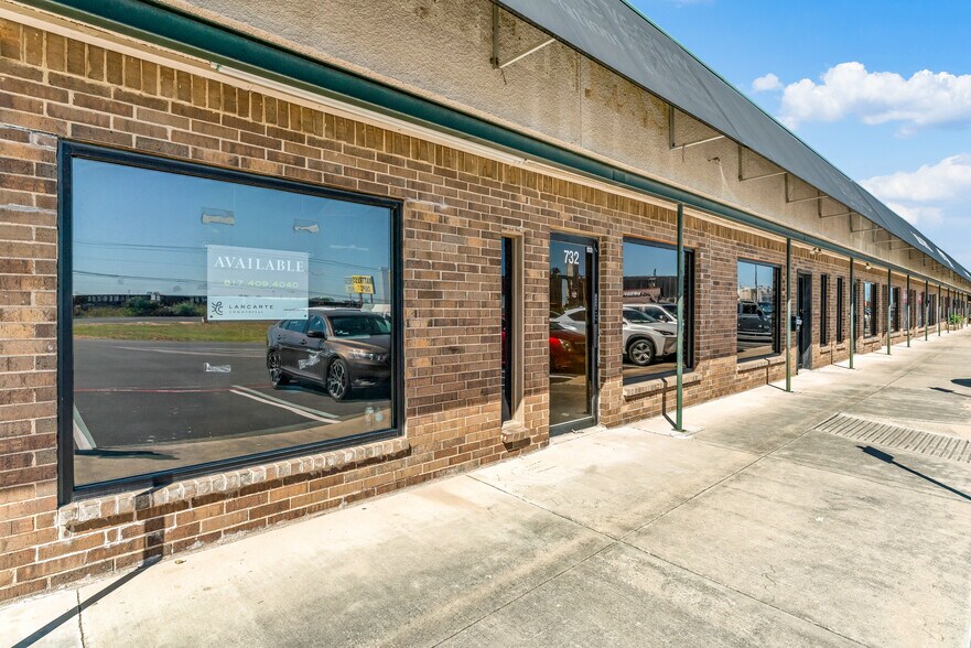 More Photos Of 702-736 S Saginaw Blvd, Fort Worth Unknown For Lease