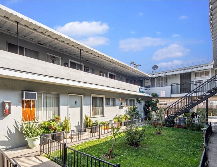 More Photos Of 902 E 17th St, Santa Ana Apartments For Sale