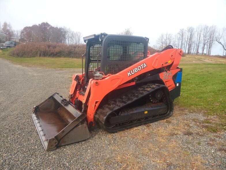 More Photos Of 224 Michael Ln, New Berlin Racetrack For Sale