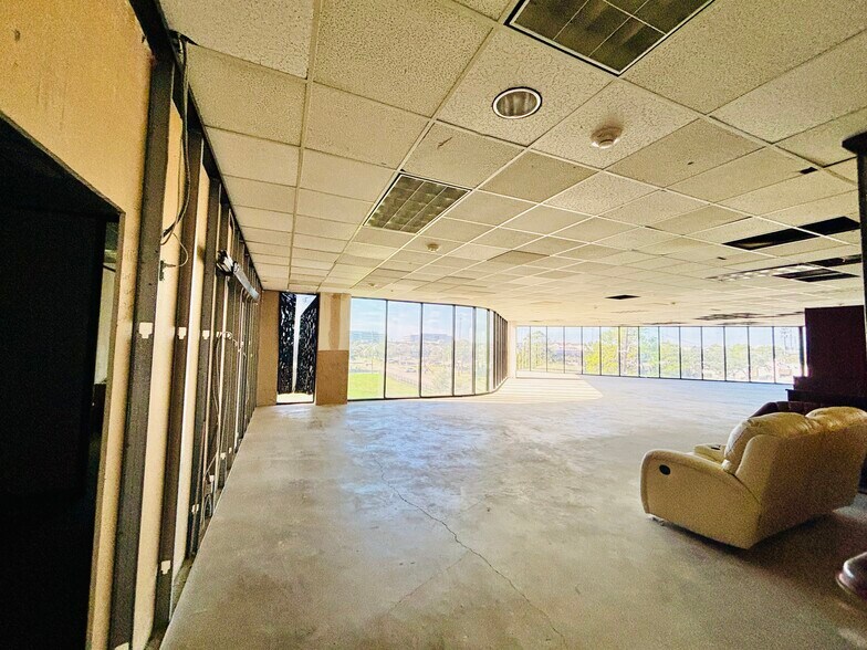 More Photos Of 6100 Corporate Dr, Houston Office For Sale