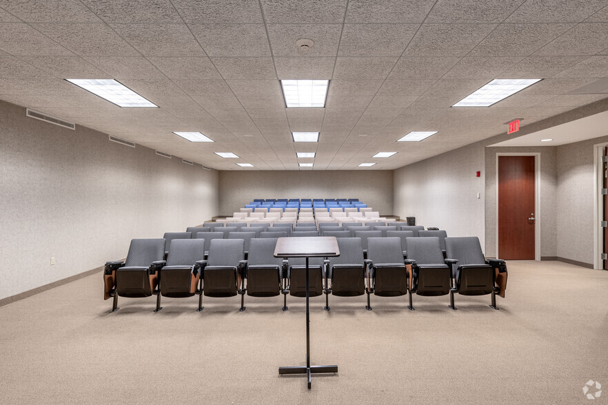 More Photos Of 6200 Oak Tree Blvd, Independence Office For Lease