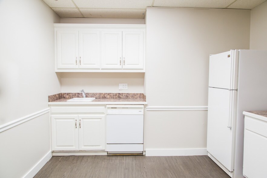 More Photos Of 10308 State Line Rd, Leawood Office For Lease