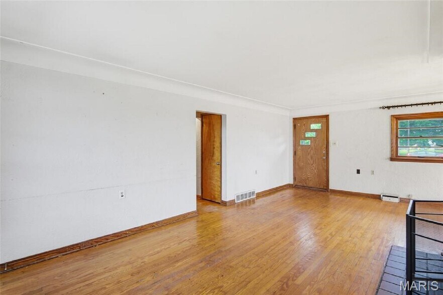 More Photos Of 5912 N Belt W, Belleville Flex For Sale