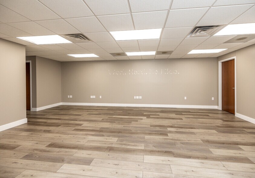 More Photos Of 3709 N Harrison St, Davenport Office For Sale