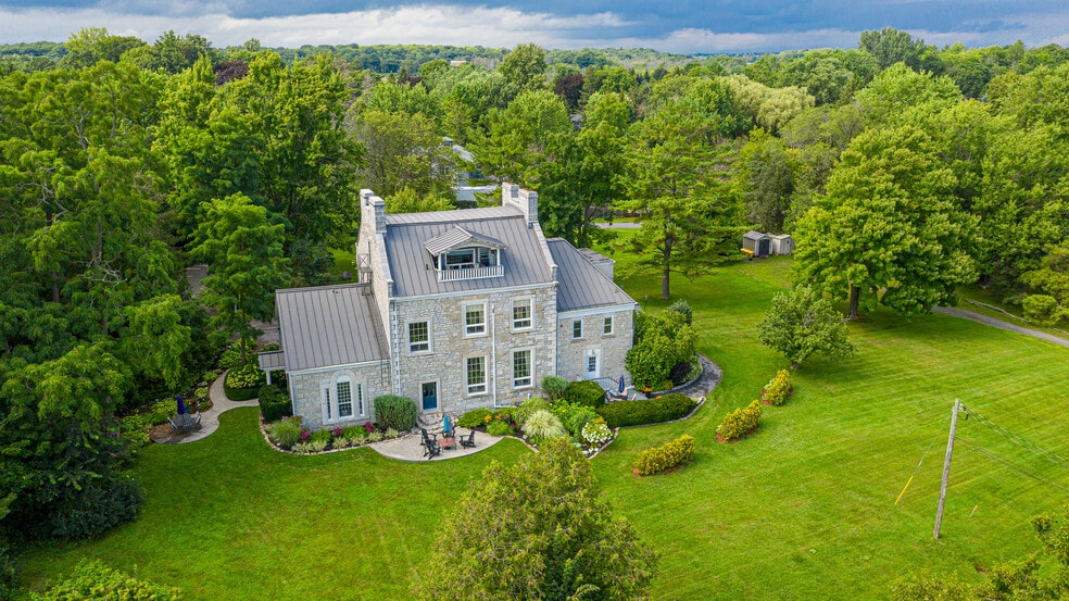 More Photos Of 8 Starr Pl, Kingston Hospitality For Sale