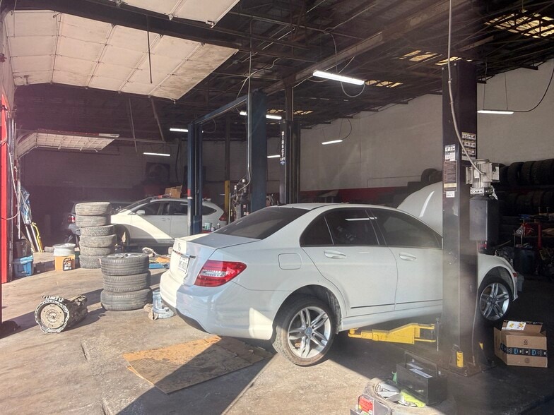 More Photos Of 1016 S Main St, Fort Worth Auto Repair For Sale