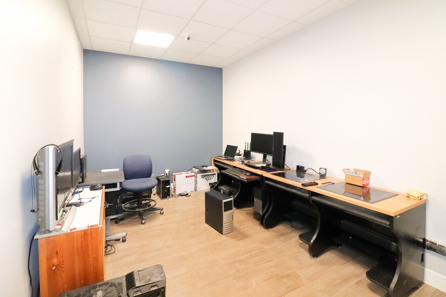 More Photos Of 6050 N Black Canyon Hwy, Phoenix Loft Creative Space For Sale