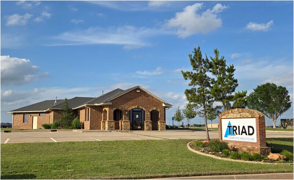 Primary Photo Of 1001 Hospital Cir, Kingfisher Medical For Sale