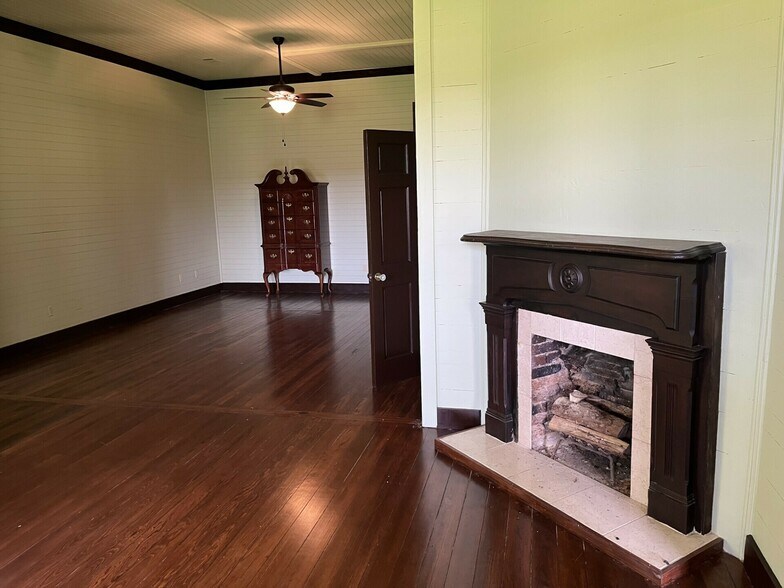 More Photos Of 1862 LA-22, Madisonville Specialty For Sale