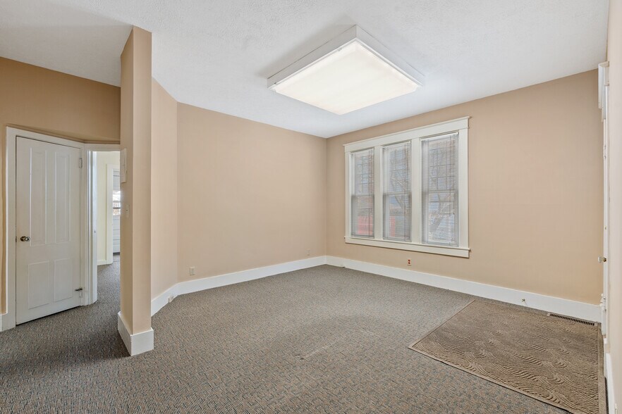 More Photos Of 1015 E Center St, Warsaw Office For Sale