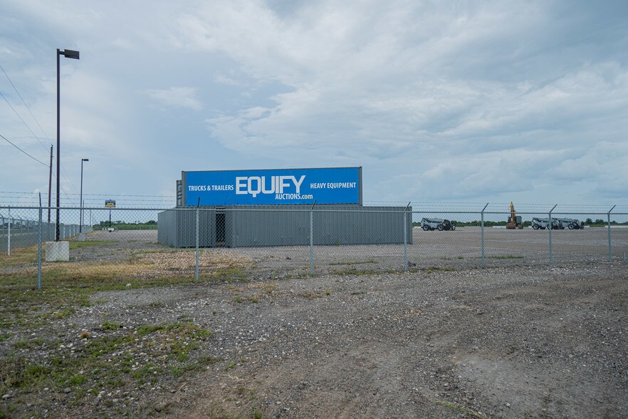 More Photos Of 7044 Interstate 10, Sealy Distribution For Sale