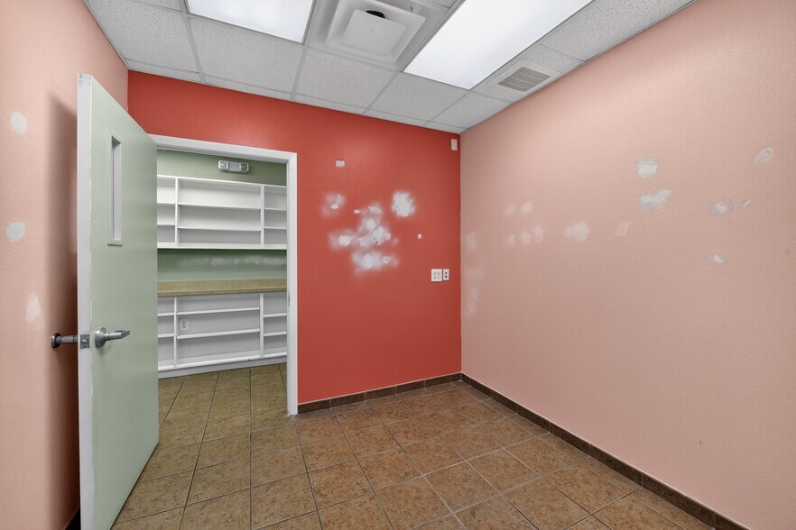 More Photos Of 2555 Pinellas Point Dr S, Saint Petersburg Veterinarian Kennel For Sale